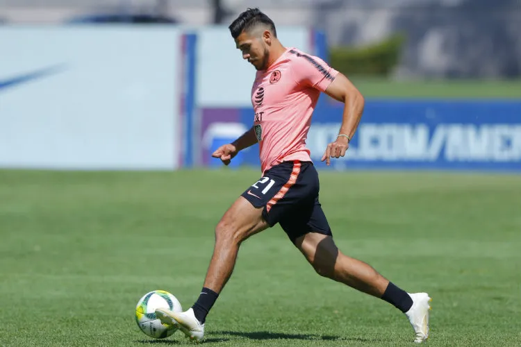 Henry Martín, durante un entrenamiento con América