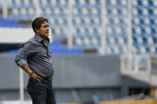 Martínez Morales dirige a su equipo en encuentro ante Toluca Femenil