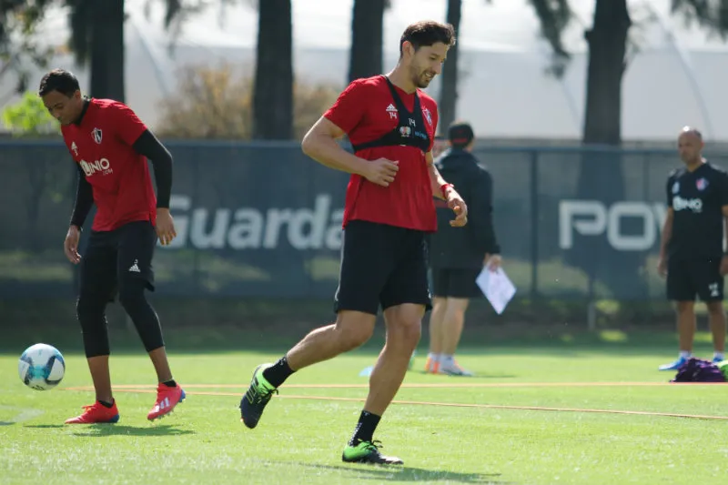 Omar González en un entrenamiento con Atlas
