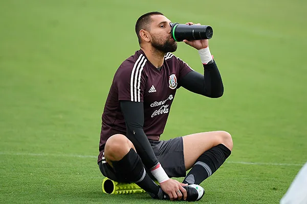 IMAGO 7 Orozco toma agua en un entrenamiento de la Selección Mexicana