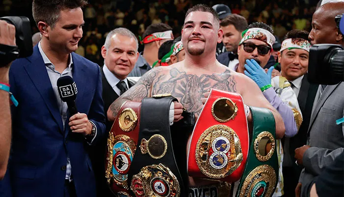 Andy Ruiz presume sus cinturones tras vencer a Anthony Joshua