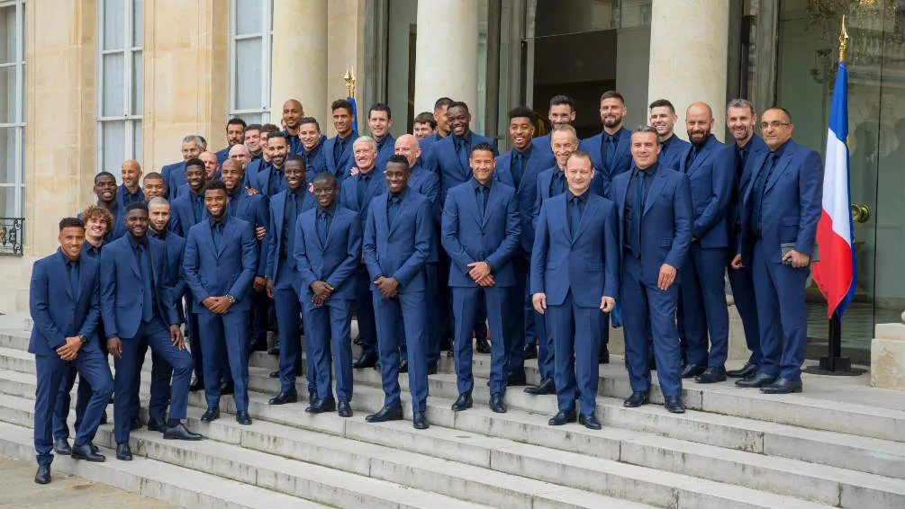 Selección de Francia posa en el palacio del Elíseo en París