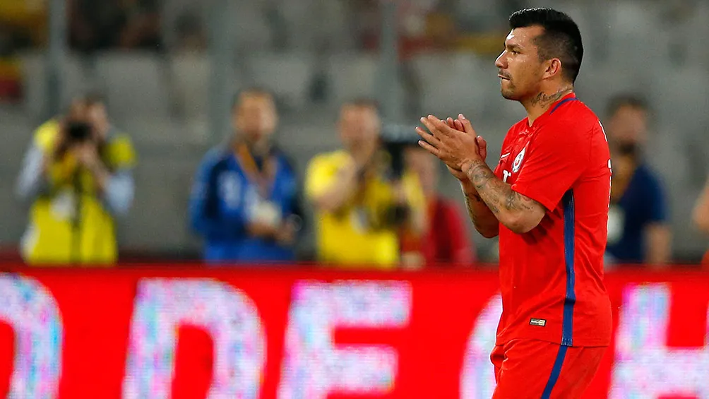 Medel, durante un juego con la selección chilena