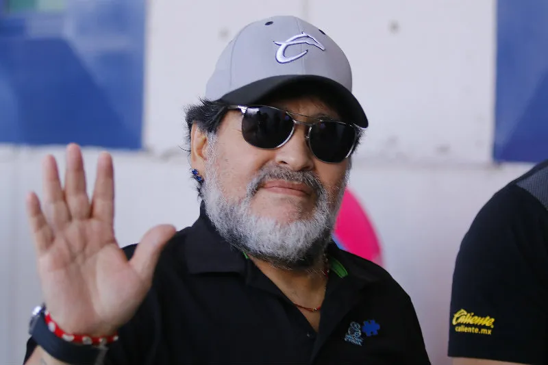 IMAGO 7 Maradona saluda antes de un juego de Dorados