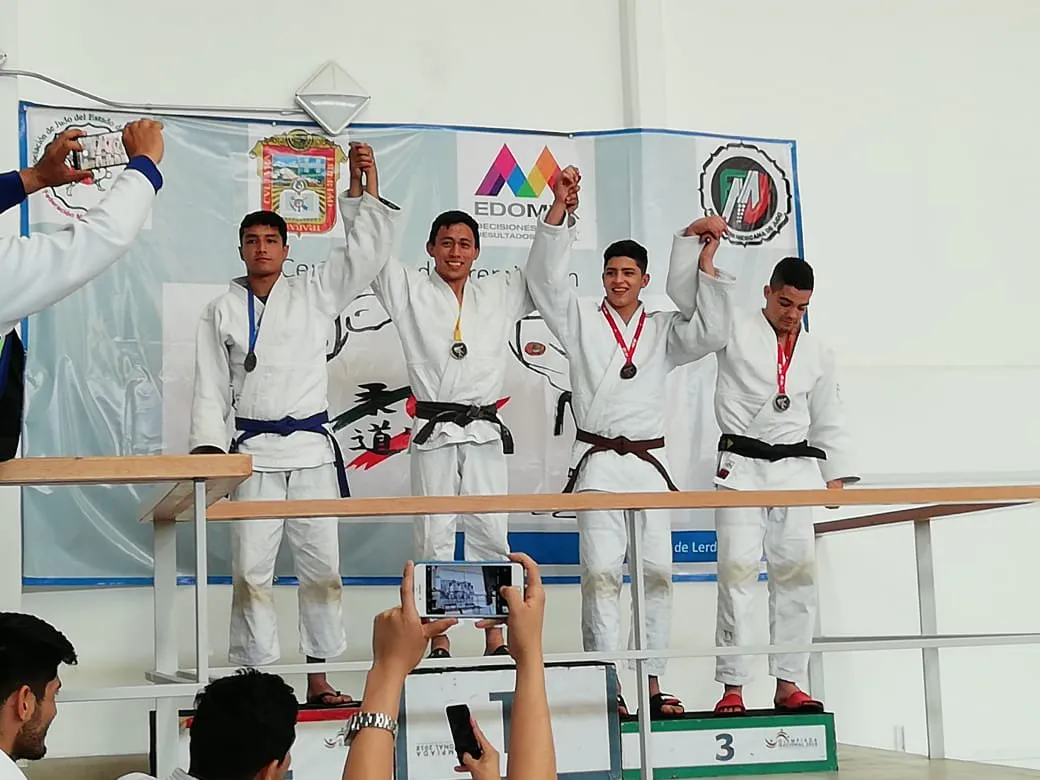 Nabos Castillo recibiendo una medalla