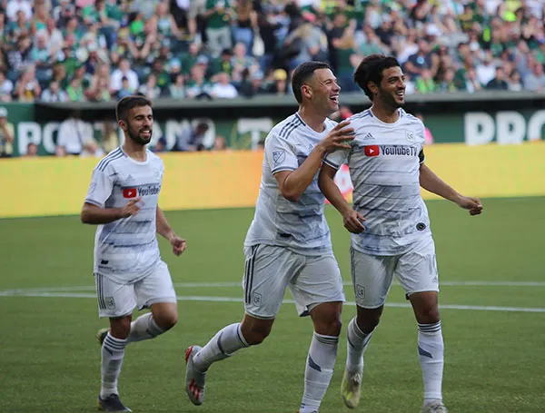 AP Carlos Vela festeja un gol con el LAFC