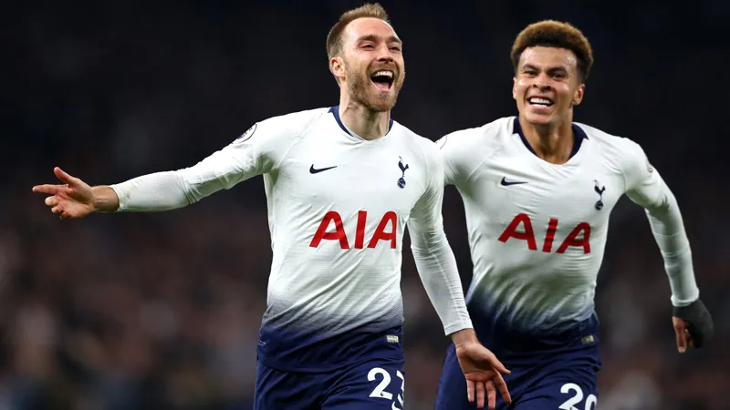 Eriksen celebra con Dele Alli un anotación
