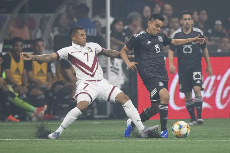 Darwin Machis y Carlos Rodríguez disputan el esférico en Atlanta