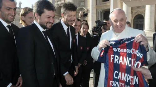 AP Papa Francisco con la camiseta del San Lorenzo