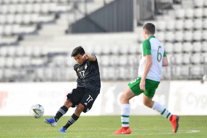 Fernando Beltrán dispara de larga distancia ante la persecución de un rival