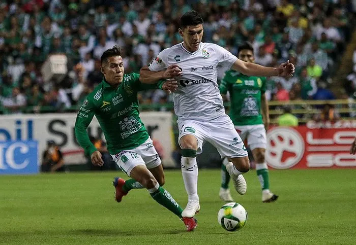 IMAGO7 Gerardo Arteaga pelea un balón