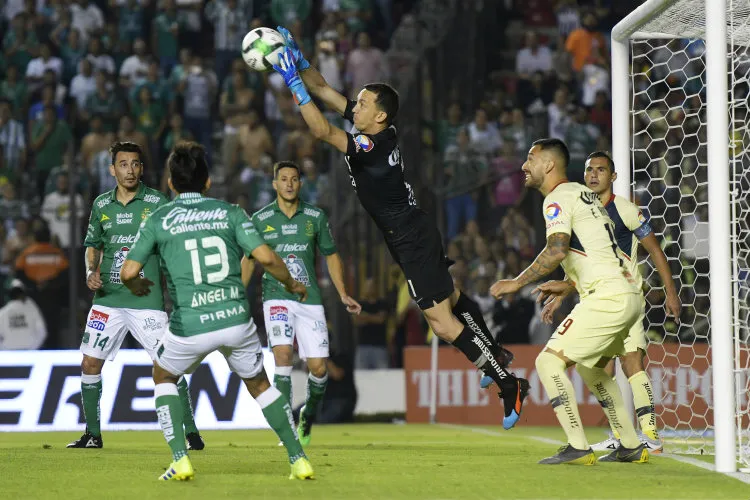 Agustín Marchesín ataja un tiro del León