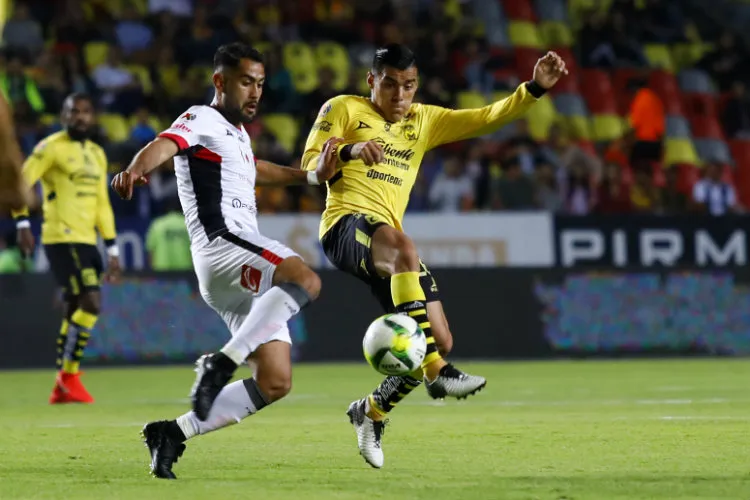 IMAGO7 José Esquivel y Aldo Rocha disputan el esférico en el C2019