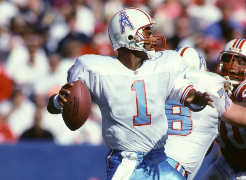 Warren Moon a punto de lanzar un pase
