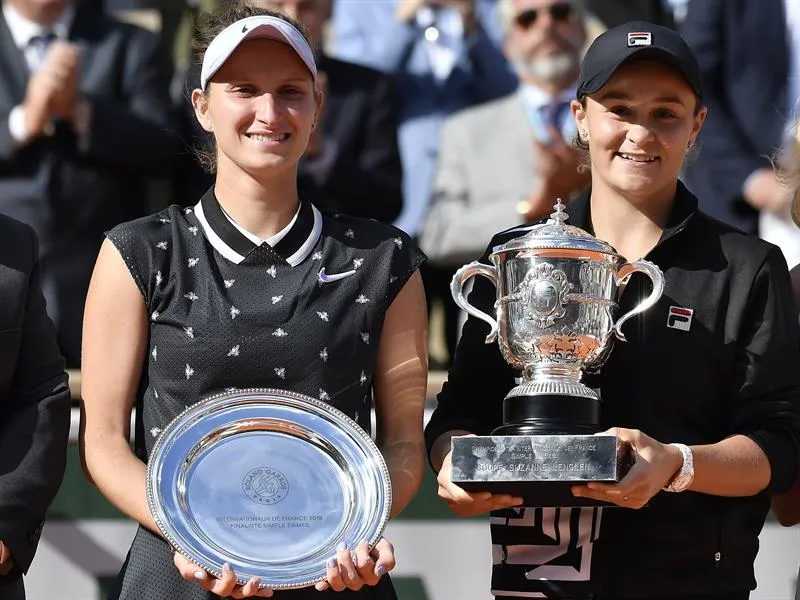 EFE Vondrousova y Ashleigh Barty con sus trofeos