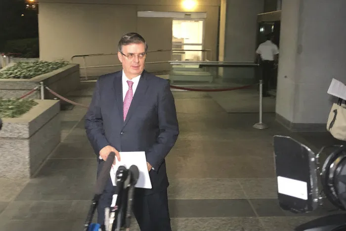 AP Ebrard habla ante medios de comunicación