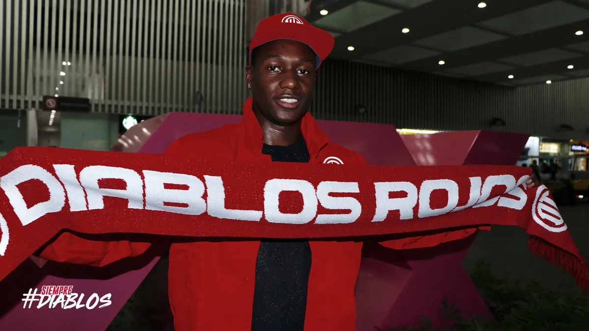 TWITTER @TOLUCAFC Chalá posa con la bufanda de Toluca