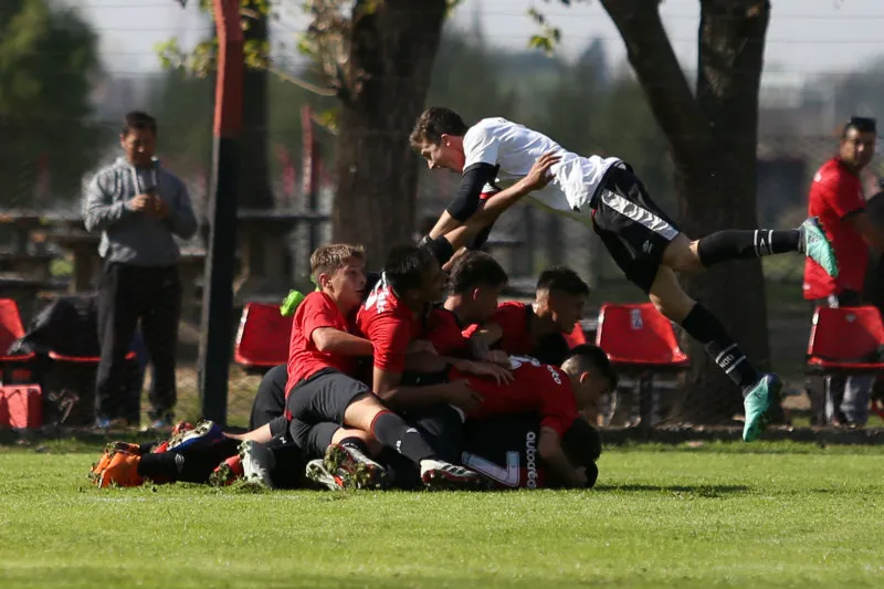 TWITTER @CANOBOFICIAL Juveniles de Newell's Old Boys festejan un gol