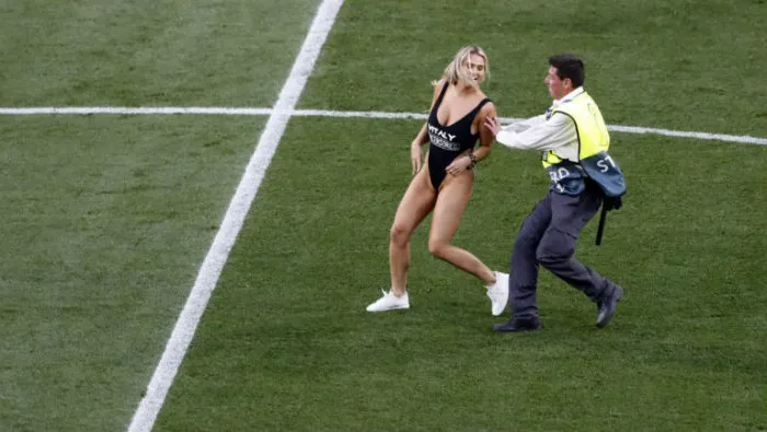 Kinsey Wolanski invade el terreno de juego durante la Final