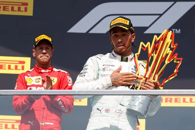 EFE Hamilton con su trofeo ante la mirada seria de Vettel