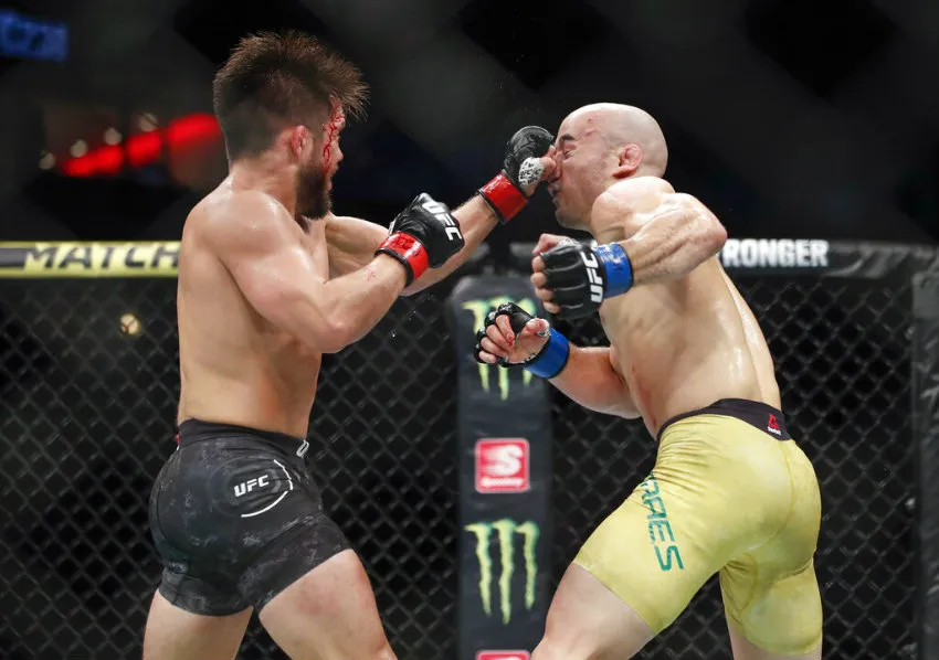 Cejudo propina un golpe en la cara a su rival