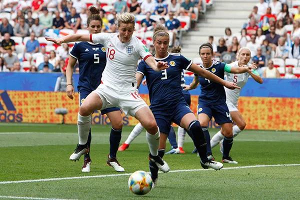 AP Docherty intenta quitarle el esférico a White