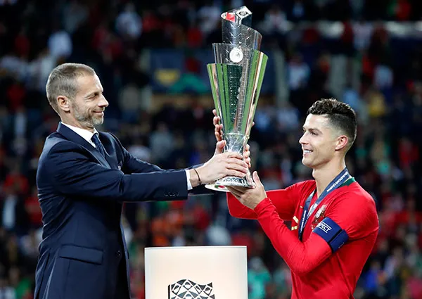 AP CR7 recibe el trofeo de la UEFA Nations League