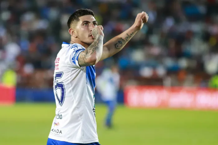 Guzmán en festeja de gol con Tuzos