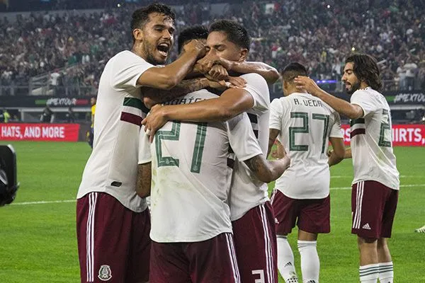 Jugadores de México festejan uno de los goles contra Ecuador