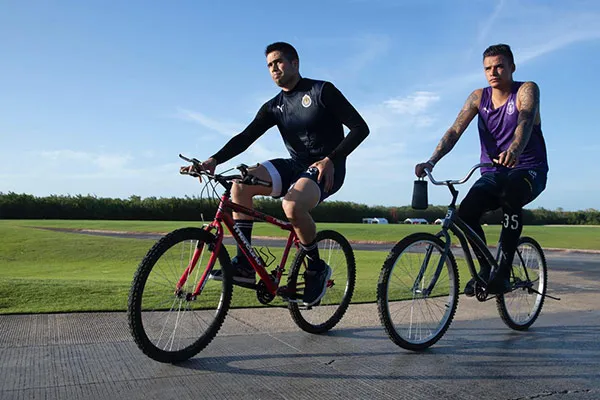Jugadores de Chivas presumen su habilidad en la bicicleta