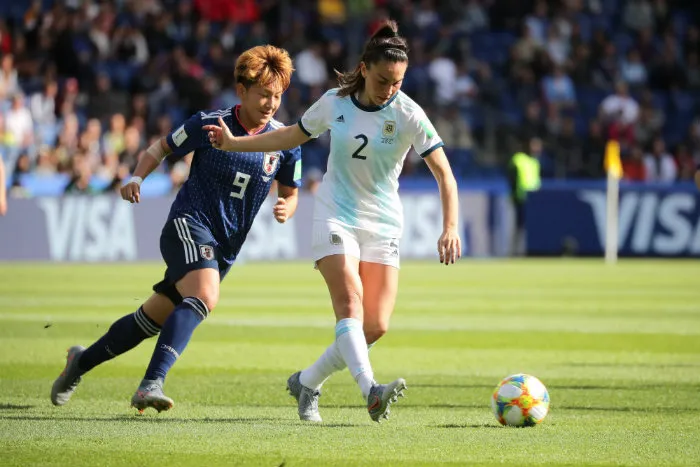 Jugadoras de Japón y Argentina en disputa por el balón