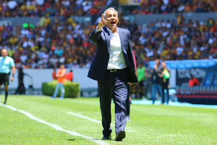 IMAGO7 Bueno da indicaciones desde el banquillo