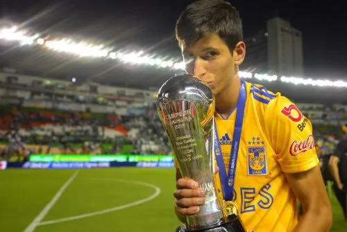 Damm posa con el trofeo del Clausura 2019