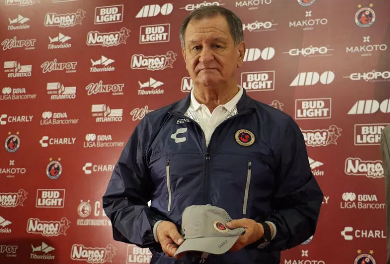 Enrique Meza, cuando fue presentado como DT de Veracruz