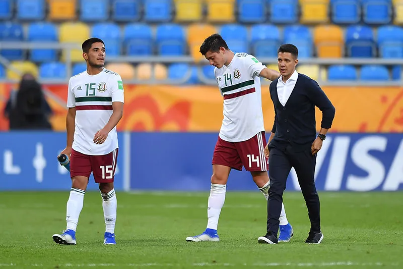 Ramírez consuela a sus jugadores tras la eliminación