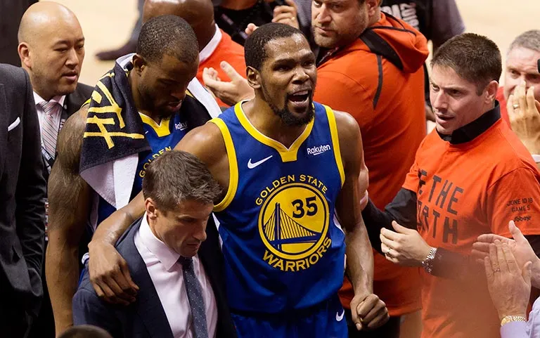 AP Kevin Durant sale lesionado de la cancha