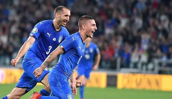 Jugadores de Italia festejan gol contra Bosnia