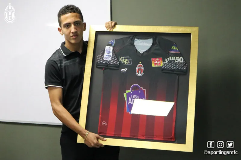 Orelién con la playera que le regaló su exclub de despedida