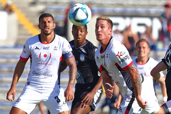 Lobos y Gallos disputan el balón en juego del Clausura 2019