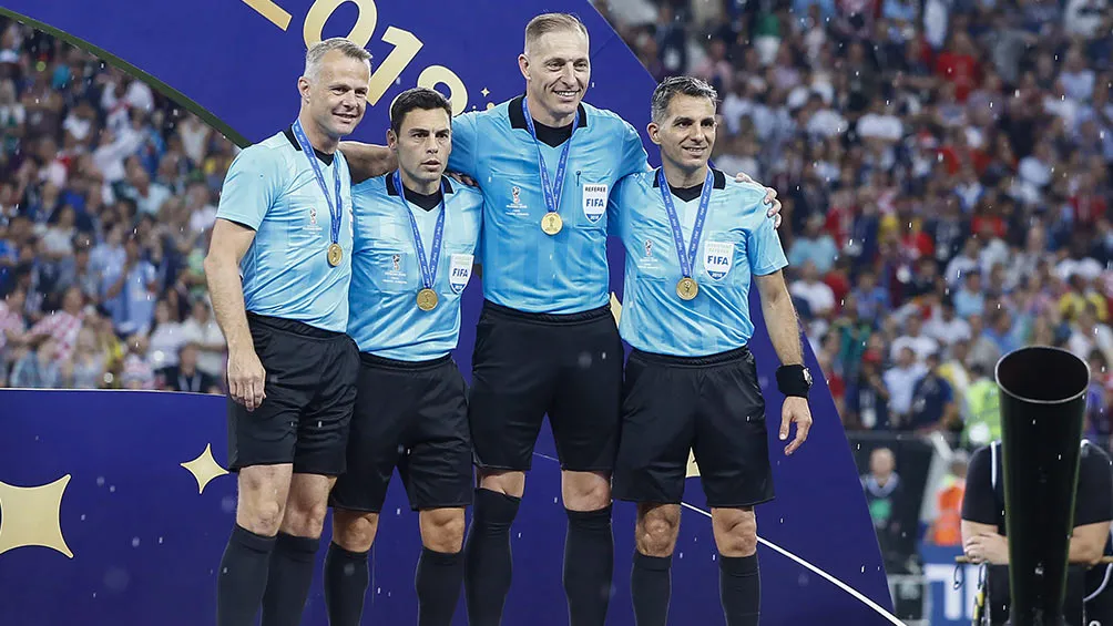 Árbitros reciben medallas tras Final de Mundial