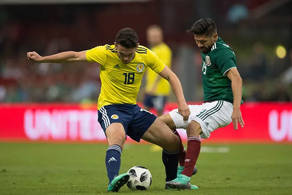 Oribe disputa el balón en juego contra Suecia