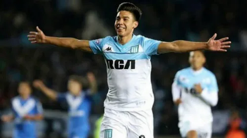 RACING CLUB Fernández celebra un gol con su equipo