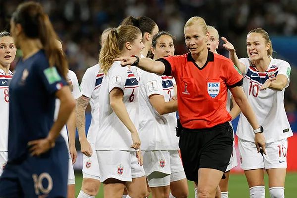 AP Steinhaus marca penalti para Francia