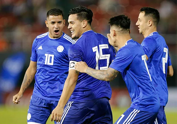 AP Jugadores de Paraguay celebran gol en amistoso
