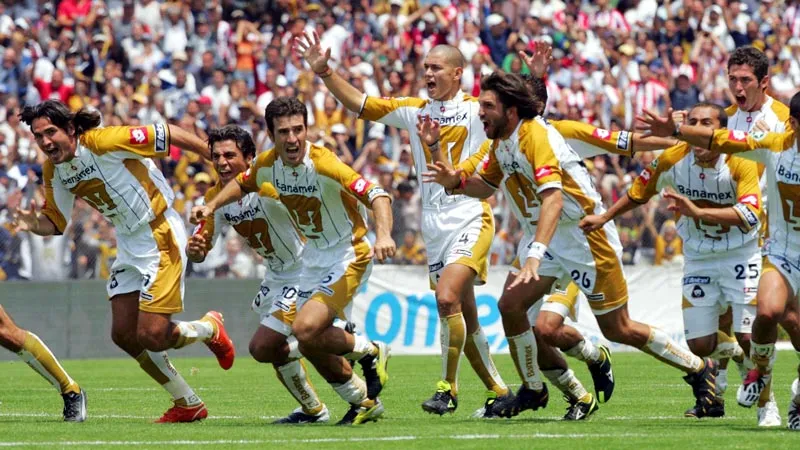 Jugadores de Pumas celebran el título en CU