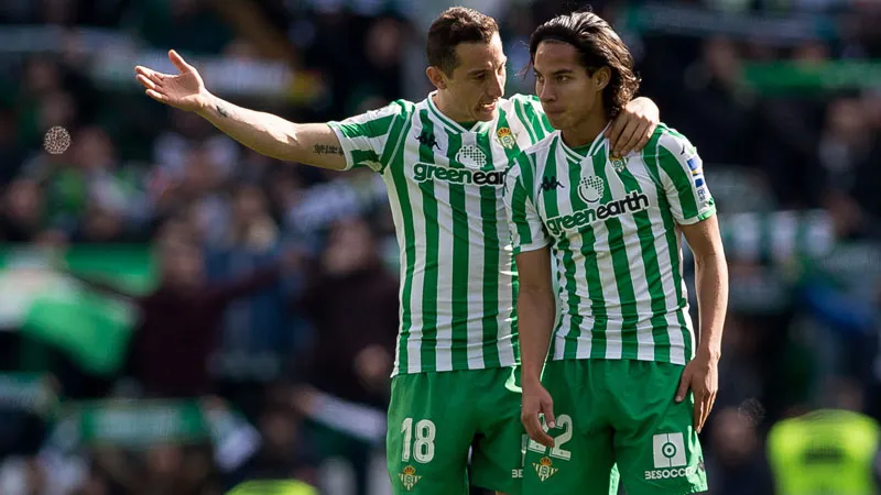Guardado da indicaciones a Lainez en un duelo del Betis