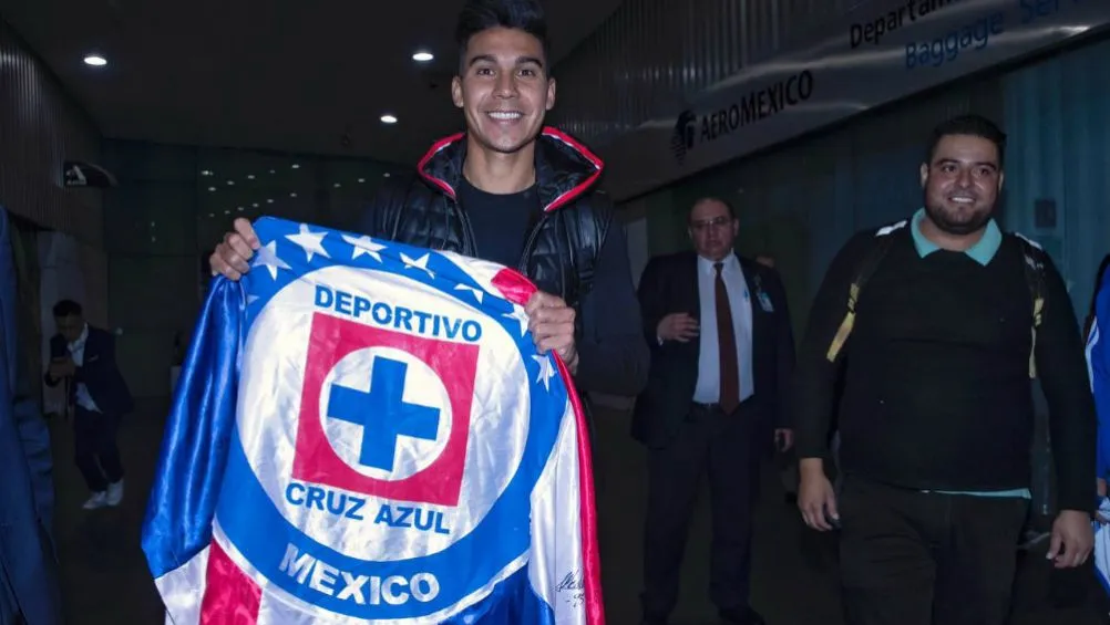 Pol Fernández posa en su llegada a México