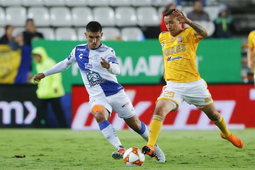 Guzmán pelea por el balón contra Jesús Dueñas