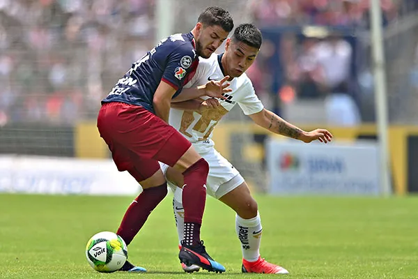 IMAGO7 Hiram Mier cubre a Felipe Mora en juego contra Pumas