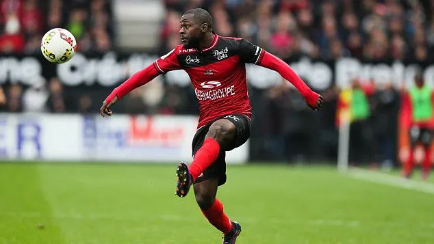 Yannis Salibur en partido de Guingamp